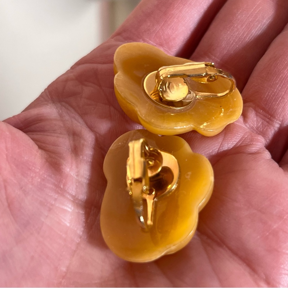Vintage Retro Deco Lucite Plastic Oversized Amber colored Knot Clip Earrings - Picture 4 of 15